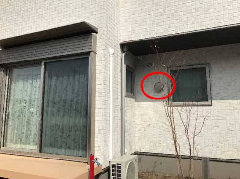 せせらぎ付きの家の表